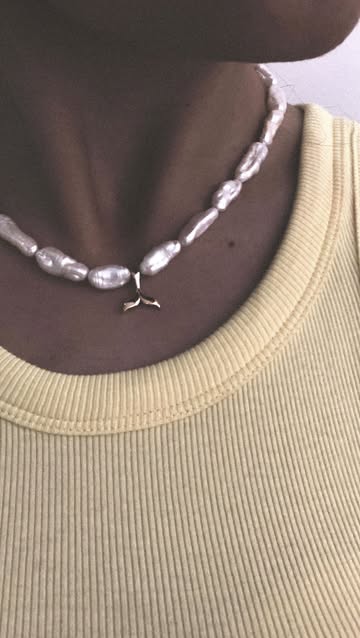 اویز طلای دم وال همراه با گردنبند مروارید